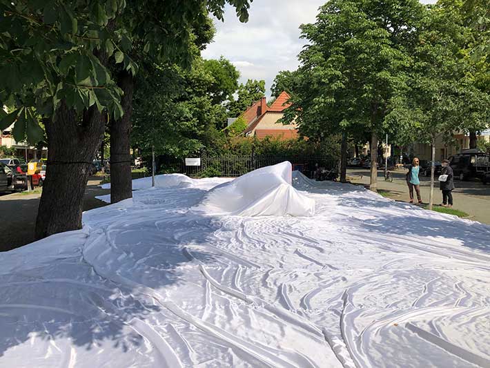 rixxperiment abgedeckt/ ein Tuch deckt den Richardplatz ab